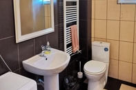 In-room Bathroom Airport Apartments