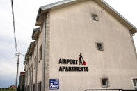 Exterior Airport Apartments