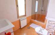 Toilet Kamar 2 Apartments Bella Vista Lilly