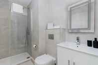 In-room Bathroom Elegant Central Private Parking Leisure Contractor