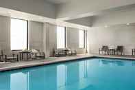 สระว่ายน้ำ Staybridge Suites Lexington S Medical Ctr Area, an IHG Hotel