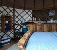 Kamar Tidur 6 Cosy and Inviting Waterside Luxury Yurt