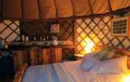 Phòng ngủ 2 Cosy and Inviting Waterside Luxury Yurt