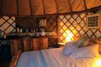 Kamar Tidur Cosy and Inviting Waterside Luxury Yurt