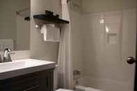 Toilet Kamar Midnight Sun Hotel