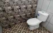 Toilet Kamar 6 HOMESTAY BINTARAN SYARIAH