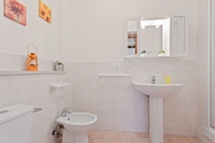 In-room Bathroom Lungomare Ciclopi Apartments With Balconies And Parking