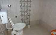 Phòng tắm bên trong 2 Goroomgo Vasu Jabalpur