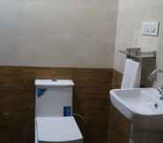 Toilet Kamar 3 Goroomgo Ajanta Jabalpur