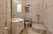 In-room Bathroom 7 Tomica - Open Pool - A5 Donji