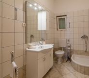 In-room Bathroom 7 Tomica - Open Pool - A5 Donji