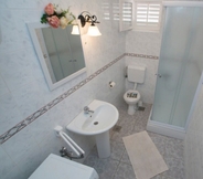 In-room Bathroom 2 Nebo - big Terrace With sea View - A1 Dana