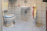 In-room Bathroom Lukovac - Directly at the Beach - A2