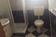 In-room Bathroom Neno - 20 m From Beach - A5