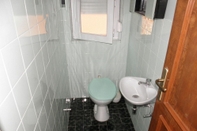 Toilet Kamar Kati - 150 m From Center - A3