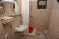 In-room Bathroom Niko - 50 m From Pebble Beach - A4