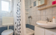 In-room Bathroom 7 Marija - 40 m From Beach - A2-crveni