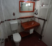 Toilet Kamar 7 Viola - With Pool - A9