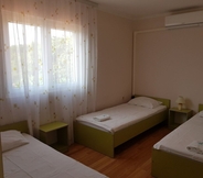 Kamar Tidur 2 Jope - 60 m From Beach - A7