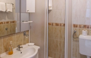 In-room Bathroom 7 Super - 50 m From Pebble Beach - SA3 Thea - 1.kat