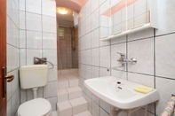 In-room Bathroom Lukovac - Directly at the Beach - A1