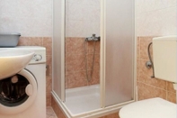 In-room Bathroom Neve - 100 m From Pebble Beach - A1