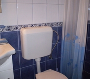 Toilet Kamar 4 Blue - 200 m From sea - A16