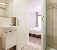 In-room Bathroom 4 Antonia - 270m to sea - SA3 Gold