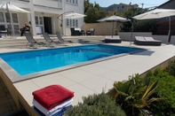 Swimming Pool Markle - Swimming Pool and Sunbeds - A2