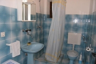 Toilet Kamar Mirko - 100m From Beach - A2