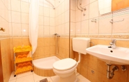 Toilet Kamar 4 Boris - 150 m From Beach - A4