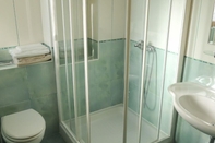 In-room Bathroom Smilja - 150 m From Pebble Beach - A2