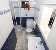 Toilet Kamar 2 Juri - 60 m From sea - A8