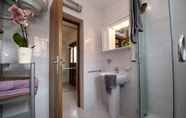 In-room Bathroom 7 Miriam - 200m From Beach - SA1