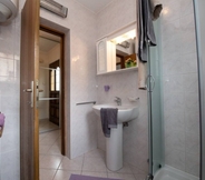 In-room Bathroom 7 Miriam - 200m From Beach - SA1