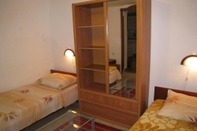 Bedroom Dvor - 20 m From Beach - A1