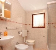 In-room Bathroom 7 Glory - 80m From Beach - A1