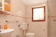 In-room Bathroom Glory - 80m From Beach - A1