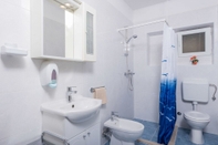 Toilet Kamar Viki - 150m From sea - A2