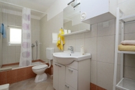 Toilet Kamar Zak - 30m From Beach - A2 Mia