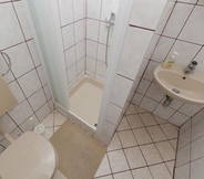 In-room Bathroom 5 Neda - 150 M From Pebble Beach - SA3