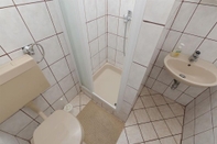 In-room Bathroom Neda - 150 M From Pebble Beach - SA3