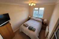 Bilik Tidur Captivating 2 Bedroom Bungalow in Mumbles