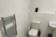 Toilet Kamar Queens Apartments