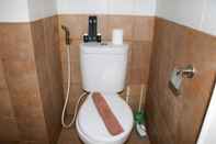 Toilet Kamar Homey And Cozy Stay 2Br At Green Pramuka City Apartment