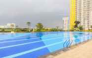 Swimming Pool 2 Cozy And Strategic Studio At Springlake Summarecon Apartment