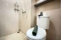 Toilet Kamar Comfy 2Br With Sofa Bed At Sudirman Suites Bandung Apartment