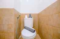 Toilet Kamar Homey And Simply 2Br At Green Pramuka City Apartment