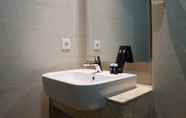 Toilet Kamar 7 Nice And Stylist Studio At Gold Coast Apartment