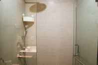 Toilet Kamar Nice And Stylist Studio At Gold Coast Apartment